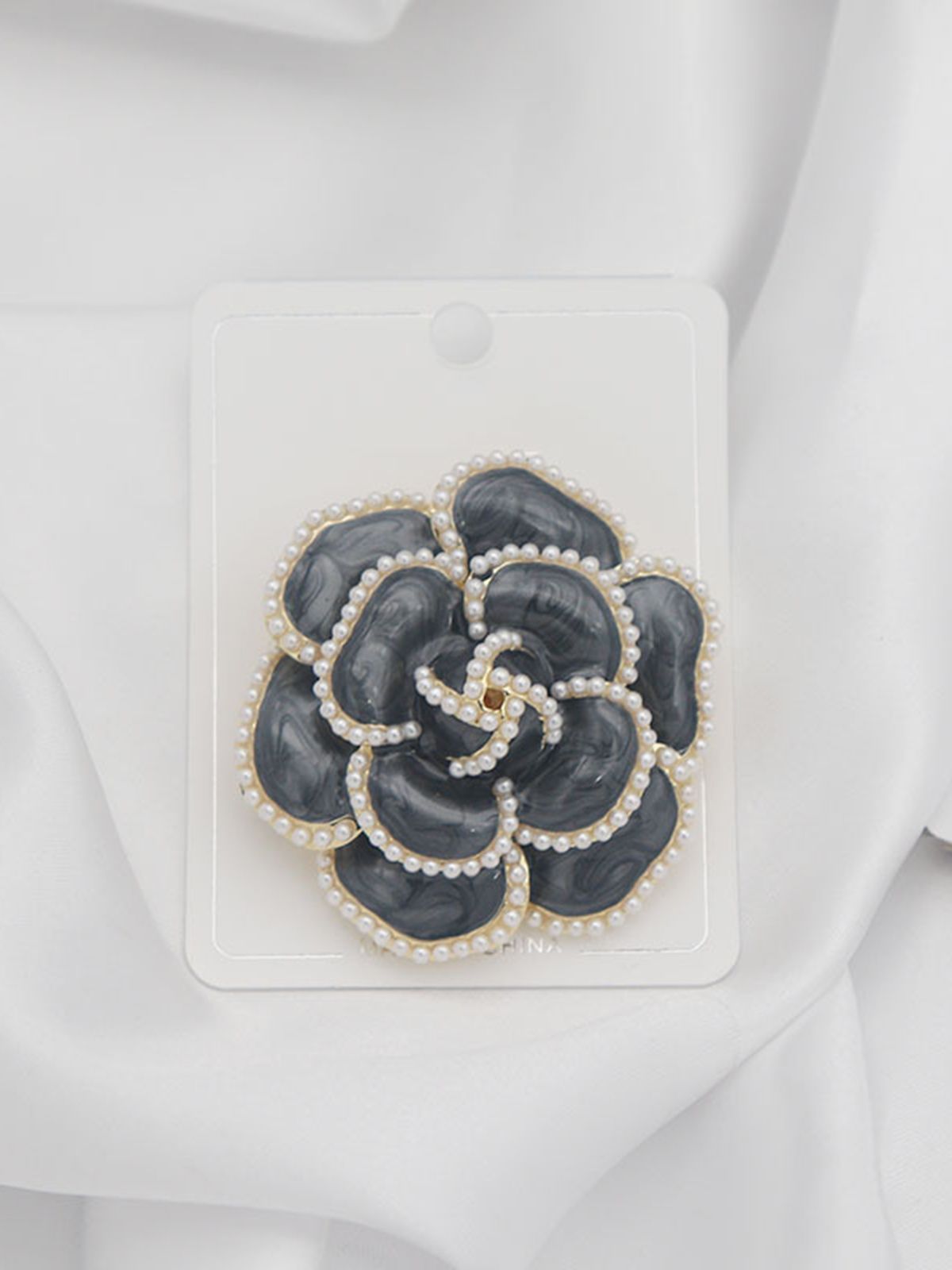 RETRO PEARL SOLID FLORAL BROOCH
