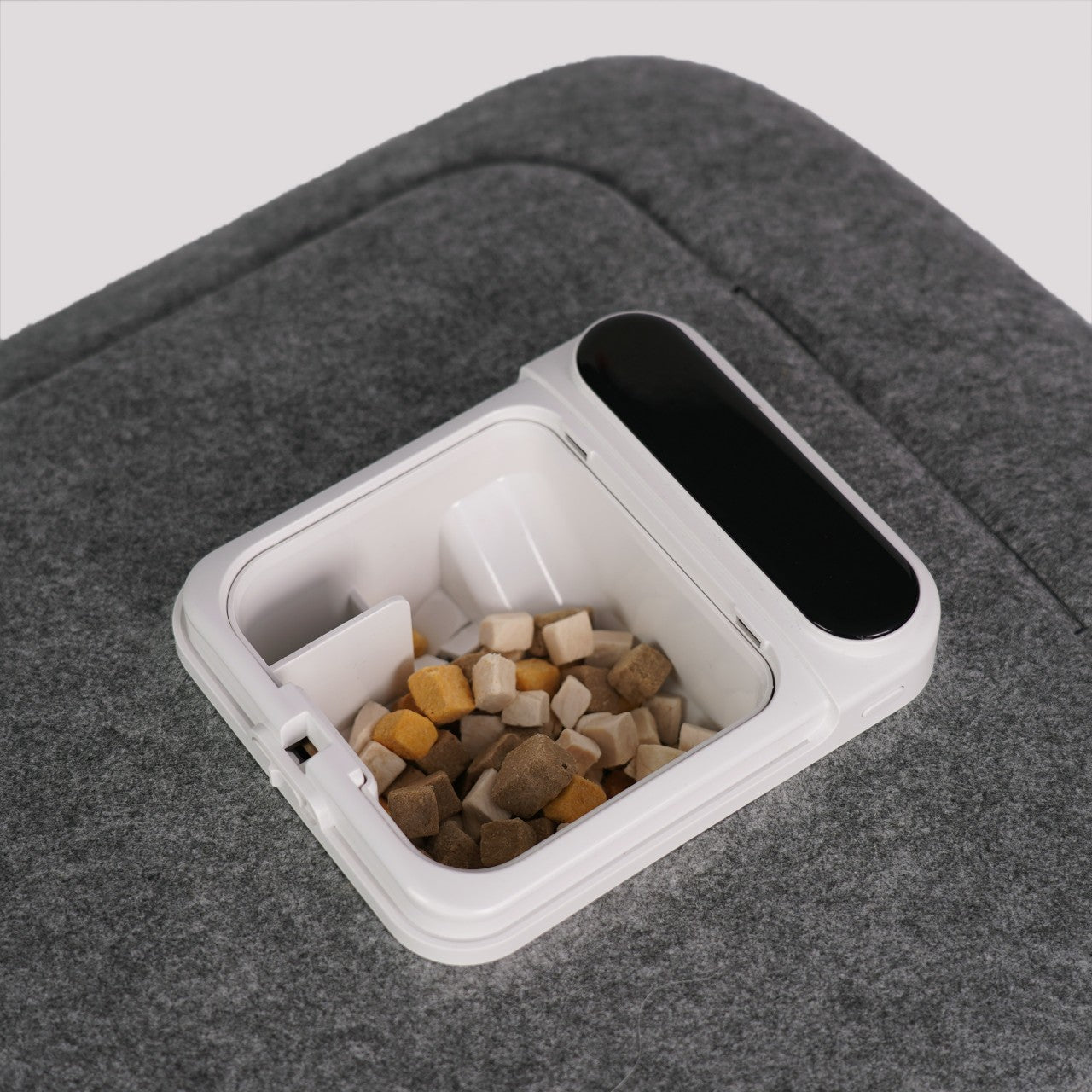 Automatic Cat Grooming House – Hair Removal, Treat Rewards & Easy Cleaning